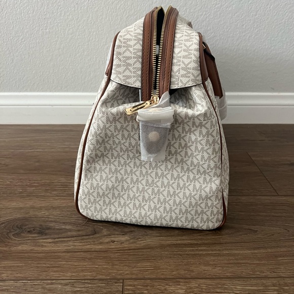 MICHAEL KORS Large Logo Weekender Bag - Picture 5 of 8